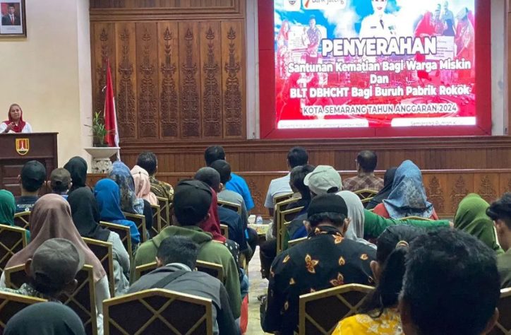 Pemkot Semarang menyerhakan BLT untuk buruh rokok. (FOTO: Pemkot Semarang).