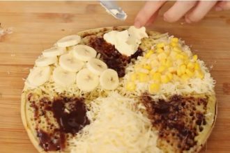 Cara membuat menu martabak manis atau martabak terang bulan. (FOTO: Tangkapan layar Youtube Devina Hermawan/Yenny Hardiyanti).