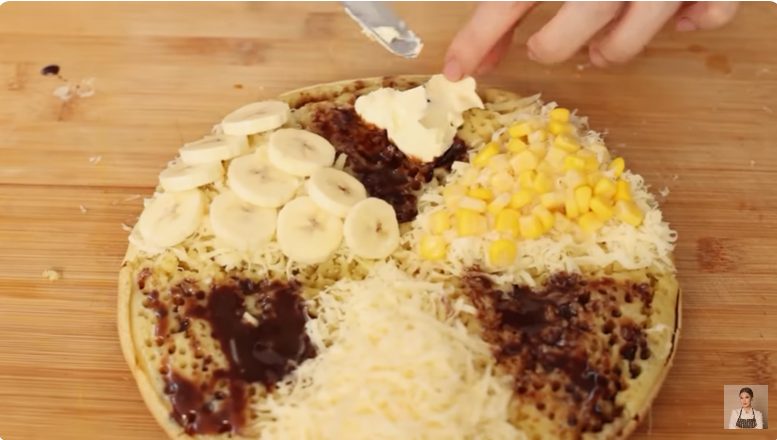 Cara membuat menu martabak manis atau martabak terang bulan. (FOTO: Tangkapan layar Youtube Devina Hermawan/Yenny Hardiyanti).