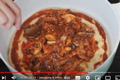 Cara membuat pizza dengan menggunakan panci teflon. (FOTO: Tangkapan layar Youtube Devina Hermawan/Yenny Hardiyanti).