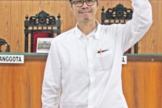 Daniel Frits Maurits Tangkilisan, aktivis lingkungan yang menyuarakan penyelamatan Karimunjawa dijatuhi vonis hukum tujuh bulan penjara, denda Rp5 juta oleh Pengadilan Negeri Jepara, Kamis (4/4/24). (FOTO: Mongabay Indonesia)