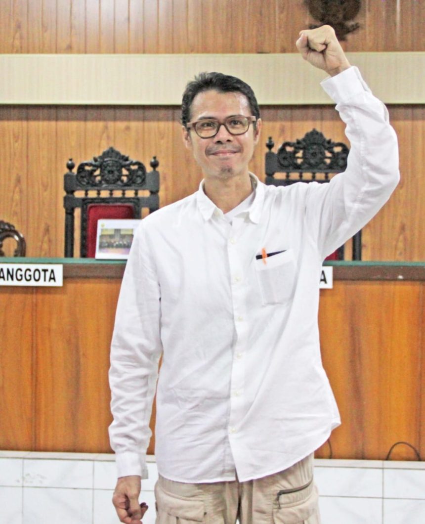 Daniel Frits Maurits Tangkilisan, aktivis lingkungan yang menyuarakan penyelamatan Karimunjawa dijatuhi vonis hukum tujuh bulan penjara, denda Rp5 juta oleh Pengadilan Negeri Jepara, Kamis (4/4/24). (FOTO: Mongabay Indonesia)