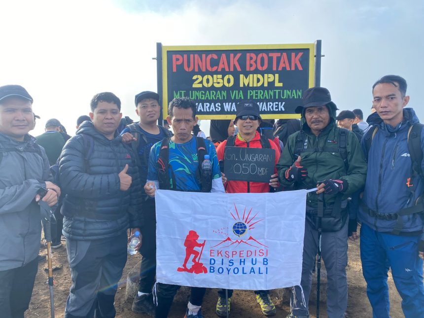 Beberapa staf di Dinas Perhubungan Kabupaten Boyolali melakukan aktivitas di luar kedinasan dengan cara naik gunung bersama ke Gunung Ungaran, 22-23 Mei 2024. (Foto: Muhammad Arief Wardianta/Dishub Kab. Boyolali)