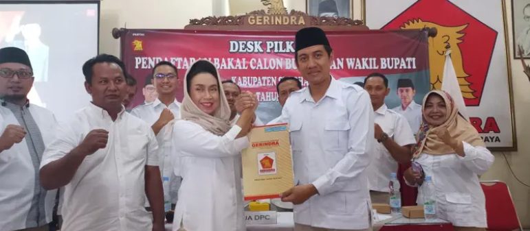DPC Gerindra Sukoharjo menerima berkas formulir pendaftaran bakal calon Bupati Sukoharjo di Pilbup 2024, Jum’at (31/5/2024). (FOTO: Inilahjateng).