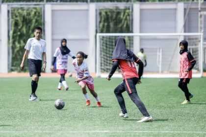 Seorang pemain sepak bola putri U-14 saat berupaya mengejar bola pada MilkLife Soccer League di Supersoccer Arena Rendeng, Kabupaten Kudus, Jawa Tengah. (FOTO: Suppersoccer Arena).