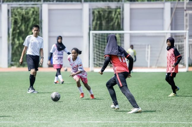 Seorang pemain sepak bola putri U-14 saat berupaya mengejar bola pada MilkLife Soccer League di Supersoccer Arena Rendeng, Kabupaten Kudus, Jawa Tengah. (FOTO: Suppersoccer Arena).