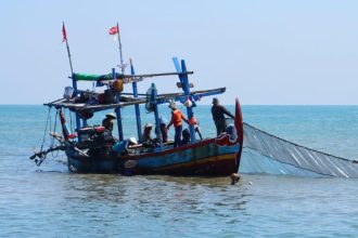 Sebanyak 70 nelayan di Pekalongan mendapat kartu asuransi jaminan perlindungan, Selasa (28/5/2024). (FOTO: Pemkot Pekalongan).