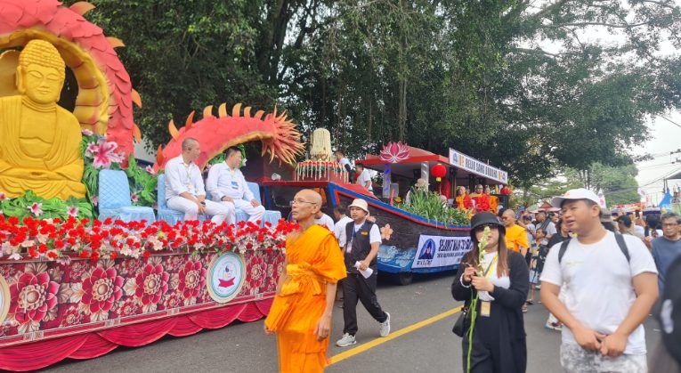 Ribuan umat Buddha melakukan proses arak-arakan dari Candi Mendut menuju Candi Borobudur sejauh 3 kilometer pada puncak Waisak 2024, Kamis (23/5/2024). (FOTO: Kemenag).