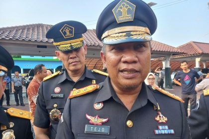 Kepala Kementerian Hukum dan HAM Jawa Tengah Tejo Harwanto memberikan remisi kepada 79 narapidana di Jawa Tengah saat Waisak 2024.