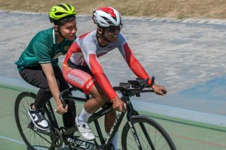 Walikota Solo Gibran Rakabuming Raka bersama salah satu atlet Para Games berlatih balap sepeda di Velodrome Manahan, Surakarta, Jawa Tengah, Jumat (1/9/2023) siang. (FOTO: Kemenparekraf).