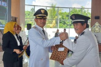 Pj Bupati Karanganyar Timotius Suryadi menyerahkan SK perpanjangan masa jabatan kepada salah satu kades di Pendopo Raden Mas Said Rumah Dinas Bupati Karanganyar, Selasa (11/6/2024). (FOTO: Ist)