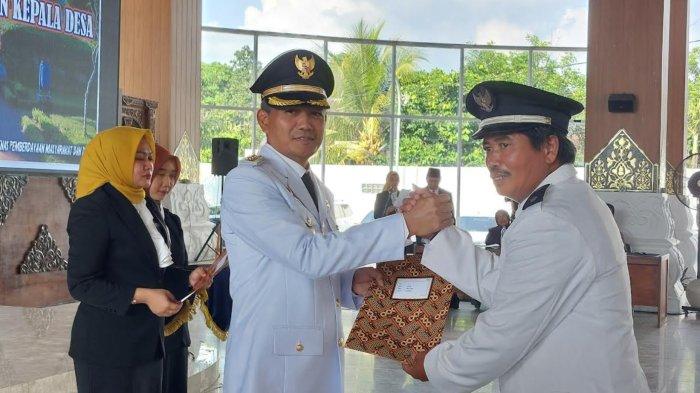 Pj Bupati Karanganyar Timotius Suryadi menyerahkan SK perpanjangan masa jabatan kepada salah satu kades di Pendopo Raden Mas Said Rumah Dinas Bupati Karanganyar, Selasa (11/6/2024). (FOTO: Ist)