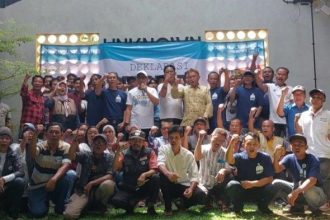 Barisan Joko Suranto atau Baskoro mendeklarsikan diri mendukung Joko Suranto di Pilgub Jateng. (FOTO: Tribun Jateng/Agus Iswadi).