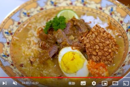 Cara membuat Nasi Gandul kuliner tradisional khas Pati ala Rudy Choirudin. (FOTO: Tangkapan layar Youtube Galeri Rasa Channel/Yenny Hardiyanti).