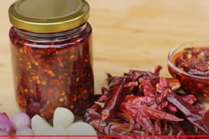 Cara membuat Chili Oil dari Chef Devina Hermawan. (FOTO: Tangkapan layar Youtube Devina Hermawan/Yenny Hardiyanti).