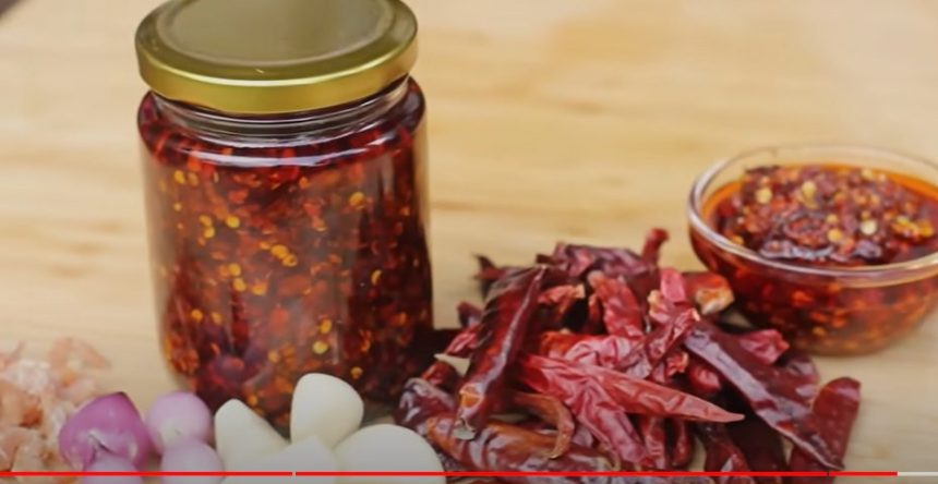 Cara membuat Chili Oil dari Chef Devina Hermawan. (FOTO: Tangkapan layar Youtube Devina Hermawan/Yenny Hardiyanti).