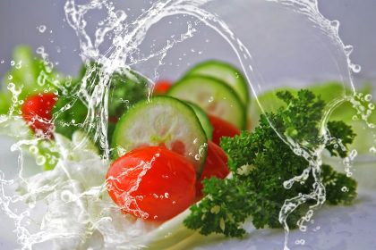 Mencuci bahan makanan salah satu bentuk sanitasi pangan. (FOTO: Pixabay).