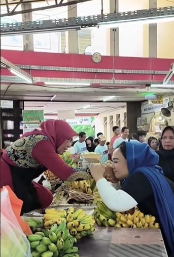 Kandidat Pilwalkot bakal calon wali kota Surakarta, Diah Warih Anjari menyambangi Pasar Gede, Solo. (FOTO: tangkapan layar IG diahwarih/Yenny Hardiyanti).