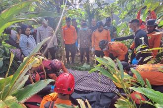 Proses evakuasi mayat di kebun di Desa Prigi, Kecamatan Sigaluh, Banjarnegara. (FOTO: Dok BPBD Banjarnegara).