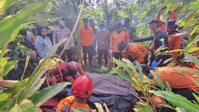 Proses evakuasi mayat di kebun di Desa Prigi, Kecamatan Sigaluh, Banjarnegara. (FOTO: Dok BPBD Banjarnegara).