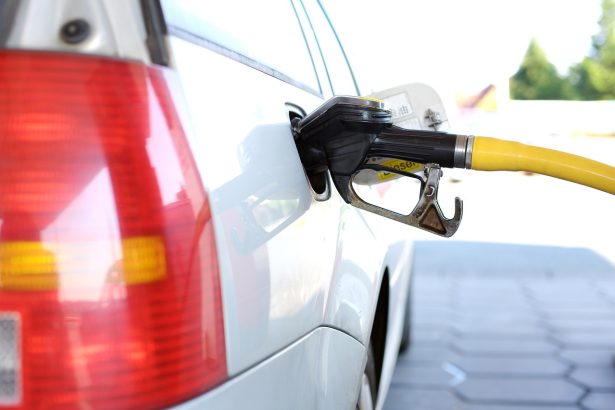 Pengisian bensin pada kendaraan. (FOTO: Pixabay).