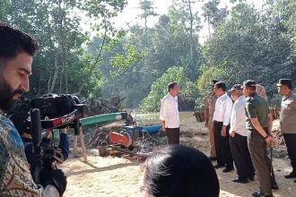 Presiden Joko Widodo (Jokowi) meninjau hasil pelaksanaan program pompanisasi untuk sawah tadah hujan di Desa Tumpakan, Kecamatan Karangdowo, Klaten, Jawa Tengah, Rabu 19 Juni 2024. (FOTO: Berita Satu/Joko Laksono)