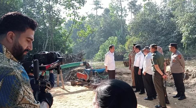 Presiden Joko Widodo (Jokowi) meninjau hasil pelaksanaan program pompanisasi untuk sawah tadah hujan di Desa Tumpakan, Kecamatan Karangdowo, Klaten, Jawa Tengah, Rabu 19 Juni 2024. (FOTO: Berita Satu/Joko Laksono)