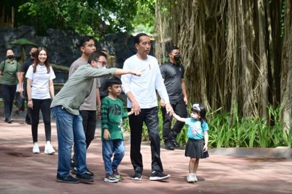 Presiden Joko Widodo beserta kedua cucunya berlibur ke Solo Safari tahun 2023. (FOTO: BPMI Setpres)