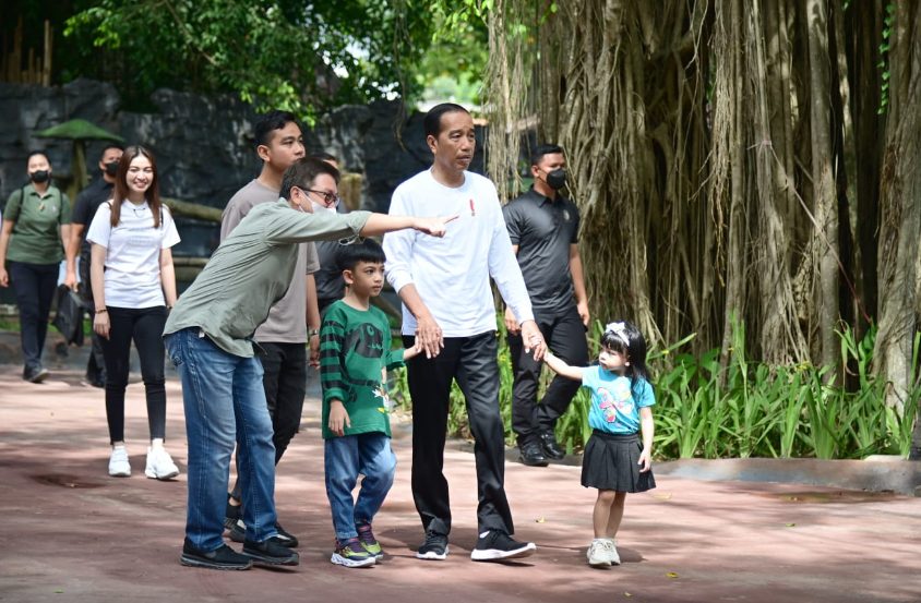 Presiden Joko Widodo beserta kedua cucunya berlibur ke Solo Safari tahun 2023. (FOTO: BPMI Setpres)