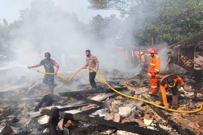 Petugas kebakaran Sragen dan Gemolong dibantu unsur TNI-Polri, relawan, serta warga bantu pemadaman api di Kalijambe, Sragen, Rabu (5/6/2024). (FOTO: Damkar).