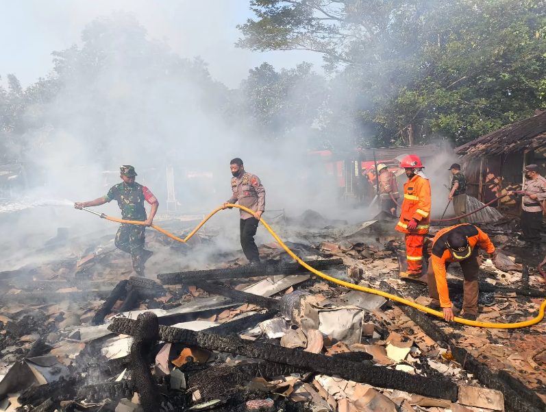 Petugas kebakaran Sragen dan Gemolong dibantu unsur TNI-Polri, relawan, serta warga bantu pemadaman api di Kalijambe, Sragen, Rabu (5/6/2024). (FOTO: Damkar).