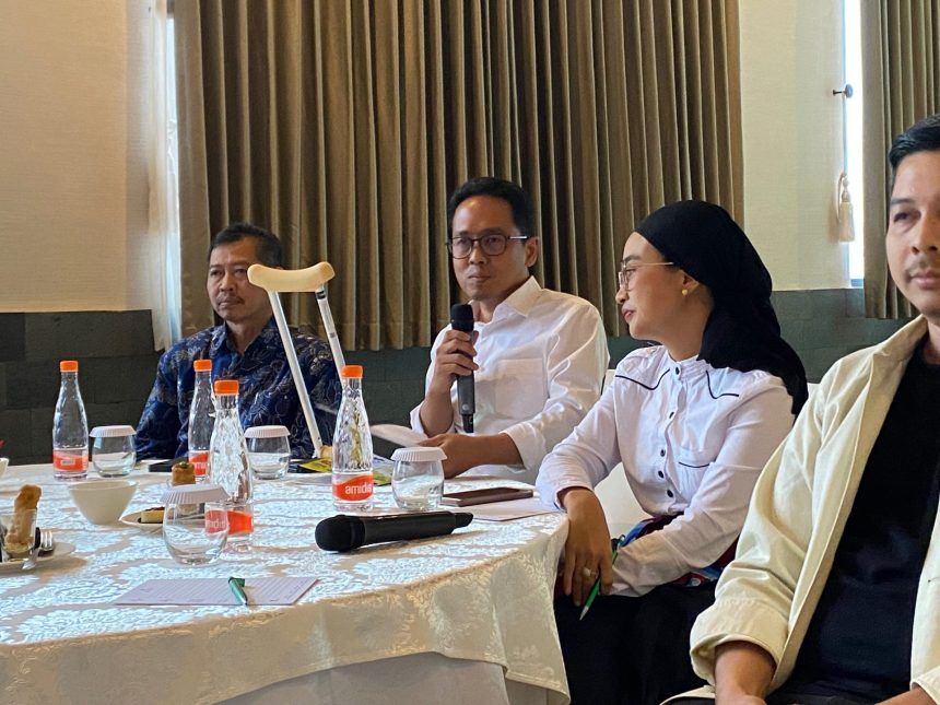 Kepala Badan Standar, Kurikulum, dan Asesmen Pendidikan (BSKAP) Kemendikbudristek, Anindito Aditomo (Tengah) saat konferensi pers di Jakarta, Jumat (31/5/2024). (FOTO: RRI)