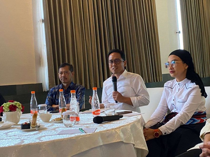Kepala Badan Standar, Kurikulum, dan Asesmen Pendidikan (BSKAP) Kemendikbudristek, Anindito Aditomo (Tengah) saat konferensi pers di Jakarta, Jumat (31/5/2024). (FOTO: RRI)
