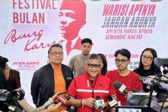Sekretaris Jenderal DPP PDI Perjuangan Hasto Kristiyanto saat memantau persiapan penutupan acara Bulan Bung Karno 2024, di GBK Jakarta, Sabtu (29/6). (FOTO: PDIP)