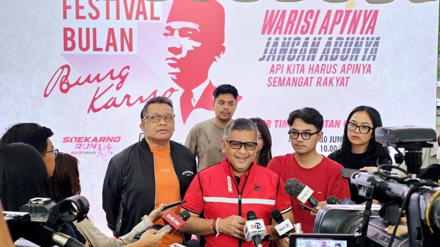 Sekretaris Jenderal DPP PDI Perjuangan Hasto Kristiyanto saat memantau persiapan penutupan acara Bulan Bung Karno 2024, di GBK Jakarta, Sabtu (29/6). (FOTO: PDIP)