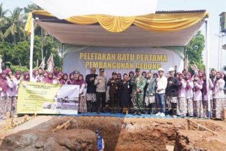 Penjabat (Pj) Bupati Batang Lani Dwi Rejeki melakukan peletakan batu pertama relokasi pembangunan Puskesmas Limpung di Area Pembangunan Puskesmas Limpung, Kecamatan Limpung, Kabupaten Batang, Senin (10/6/2024). (FOTO: Dok Diskominfo Batang)