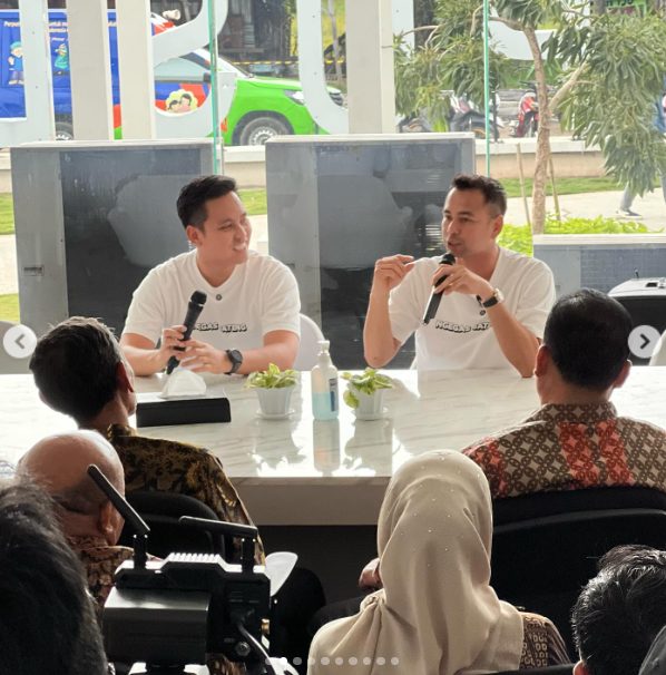 Raffi Ahmad dan Bupati Kendal Dico M Ganinduto saat konferensi pers di Kedal, jawa Tengah, Minggu, 2 Juni 2024. (FOTO: tangkapan layar IG raffinagita1717/Yenny Hardiyanti).