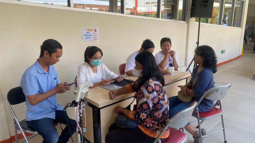 Pemeriksaan tiroid di RS Brayat Minulya, Solo, Jawa Tengah. (FOTO: RRI).