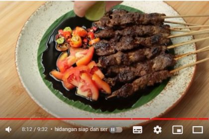 Cara membuat sate kambing ala Chef Devina Hermawan (FOTO: Tangkapan layar youtube Devina Hermawan/Yenny Hardiyanti).