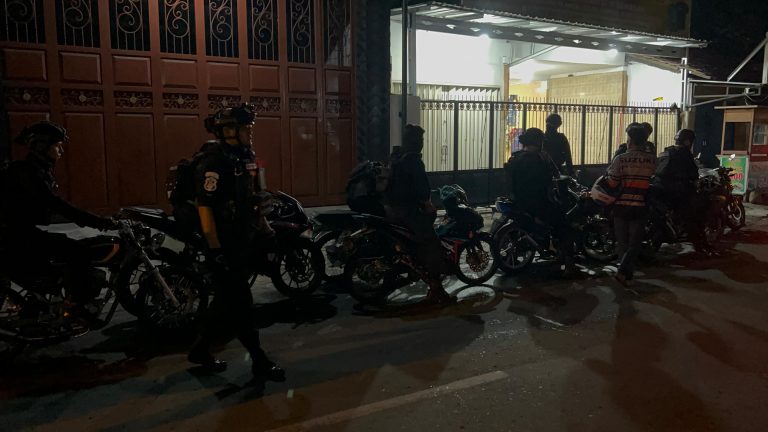 Petugas Polresta Surakarta menyita 10 motor dengan knalpot bising. (FOTO: Humas Polri).