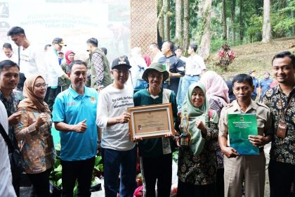 SLBN Banjarnegara menerima penghargaan terbaik II sekolah adiwiyata se-Jawa Tengah. (FOTO: Pemprov Jateng.