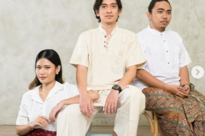 Lirik lagu dari band Soegi Bornean dengan formasi terbaru Aditya Ilyas, Sunyi Ruri, dan Sadhvika Vraspati. (FOTO: Tangkapan layar IG soegiborneanmusik/Yenny Hardiyanti).