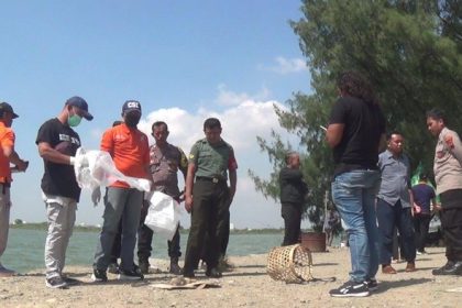 Penemuan potongan kaki di Pantai Marina, Semarang. (FOTO: Ist)