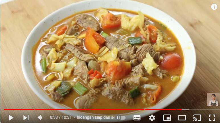 Cara membuat tongseng sapi dari Chef Devina Hermawan. (FOTO: Tangkapan layar Youtube Devina Hermawan/Yenny Hardiyanti).