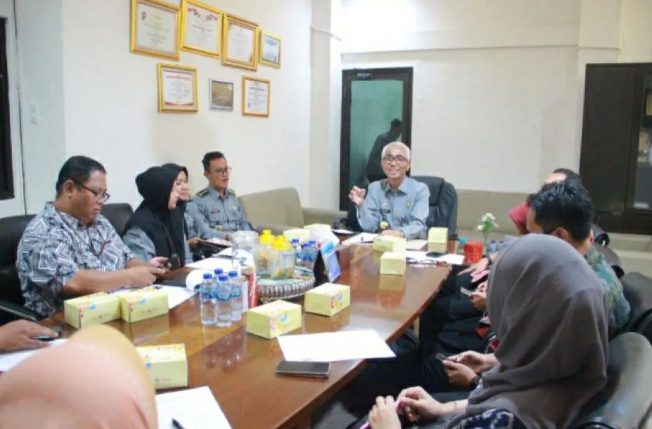 Kantor Wilayah Kementerian Hukum dan HAM Jawa Tengah kembali melakukan uji wawancara terhadap seorang pemohon pewarganegaraan di Ruang Rapat Kepala Divisi Pelayanan Hukum dan HAM, Selasa (4/6). (FOTO: Dok. Kemenkumham)