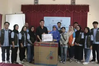 Penyerahan bantuan kursi roda dari Kelompok II KKN 38 Universitas Pandanaran ke Kelurahan Cepoko, Gunungpati, Kota Semarang. (FOTO: Ist).