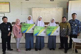 Foto bersama seusai penyerahan secara simbolis kartu kepesertaan. BPJS Ketenagakerjaan memberikan perlindungan sosial kepada 428 siswa SMK Negeri 2 Blora. (FOTO: BPJS Ketenagakerjaan),