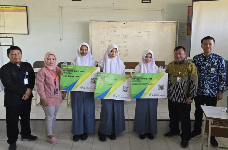 Foto bersama seusai penyerahan secara simbolis kartu kepesertaan. BPJS Ketenagakerjaan memberikan perlindungan sosial kepada 428 siswa SMK Negeri 2 Blora. (FOTO: BPJS Ketenagakerjaan),