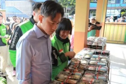 Wakil Presiden terpilih Gibran Rakabuming Raka meninjau kegiatan makan bergizi gratis di salah satu sekolah di Kota Solo, Jawa Tengah, Jumat (26/7). (FOTO: Ist).