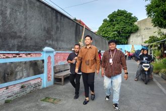 Gusti Pangeran Adipati Arya Mangkunegara X atau Gusti Bhre bersama warga Kota Solo. (FOTO: Yenny Hardiyanti).